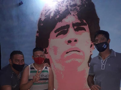 Brindis y el mural de Diego Maradona en la sede de la Unión de Clubes.