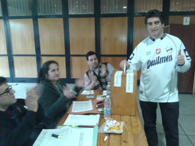 Marcelo Calello votando, después se convertiría en el presidente del QAC.