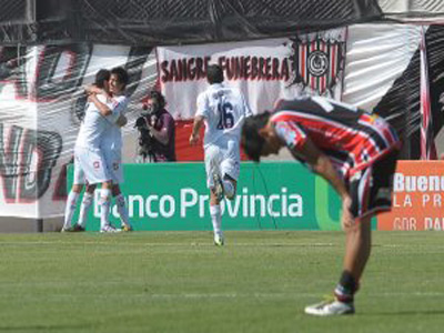 Caneo celebra el tercer gol, ante la desazón del futbolista de Chaca.