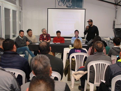 Uno de los momentos de la charla realizada en el Club Quilmes Oeste.