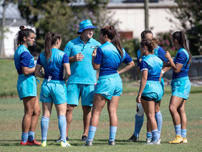 Las chicas del seleccionado difunden el rugby femenino por el país.