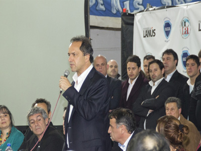 Scioli toma la palabra y los representantes quilmeños escuchan de fondo.
