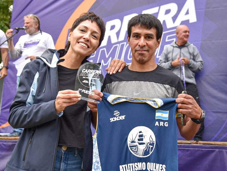 El quilmeño Gonzalo Fernández, ganador de la carrera, junto a la intendenta durante la premiación.