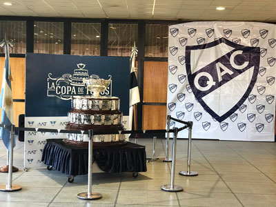 El trofeo de la Copa Davis se exhibió en la sede del QAC.