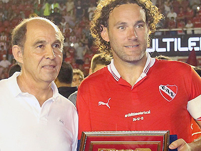 FUTBOL: En un estadio colmado, el bernalense Gabriel Milito tuvo su partido homenaje acompañado de estrellas y afectos.