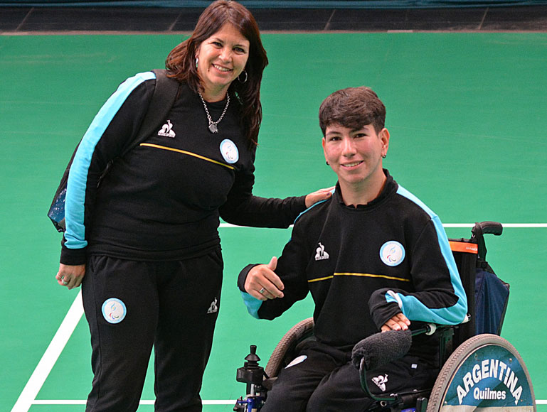 Después de haber ganado la medalla de bronce, Luis junto a su entrenadora Silvana Moure.