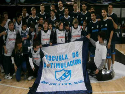 Los chicos junto a sus ídolos de la selección argentina de básquet.