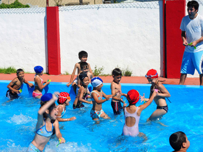 Escuelas Abiertas de Verano: Más de 5 mil chicos disfrutan de actividades deportivas y recreativas gratuitas.