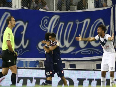 El festejo de Romero y Mansilla, gestores del segundo gol de Quilmes.
