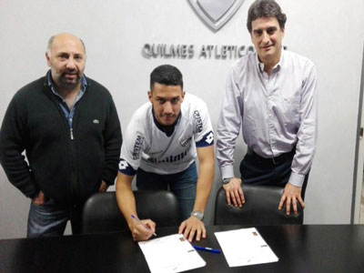 Matías Nouet en el momento de la firma de su contrato con el QAC.