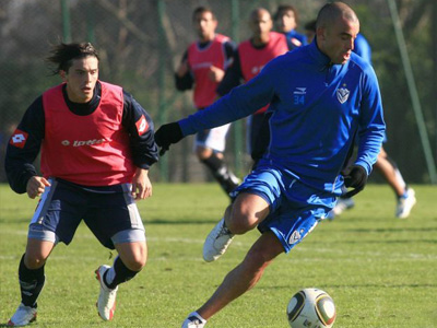 Di Gregorio marca de cerca al goleador Silva.