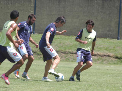 Quilmes entrenó y viajó a Jujuy para afrontar el último compromiso del año.