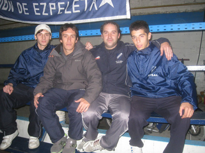 Pichi Calahonra junto a su cuerpo técnico y jugadores del Unión.