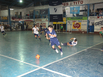 Unión Ezpeleta volvió al triunfo en un momento clave del campeonato.