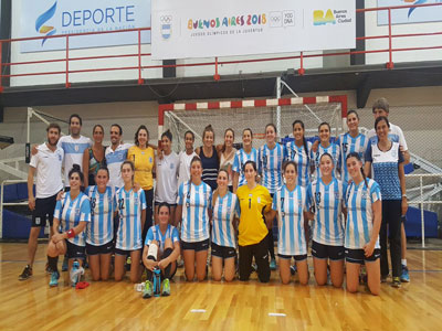 El equipo de jugadoras locales de La Garra que jugaron contra Uruguay.