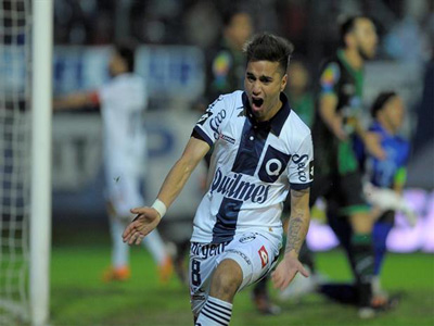 Droopy Gómez sale a gritar su gol, el primero de una noche fría en el Centenario.