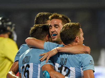 Paredes abraza a sus compañeros, después de uno de los goles ante España.