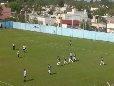Primer gol de San Carlos en la tarde de Berisso, en la que perdió el Mate.