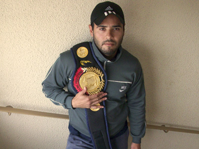 El luchador quilmeño ganó por KOT en el primer asalto.