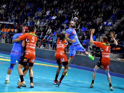 Remate de Querín en medio de un nuevo triunfo del Billére Handball.