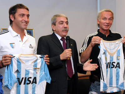 Aníbal presenta a los dos nuevos entrenadores: Roggero y Retegui.