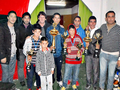 Varios de los chicos premiados, junto a los organizadores del torneo.