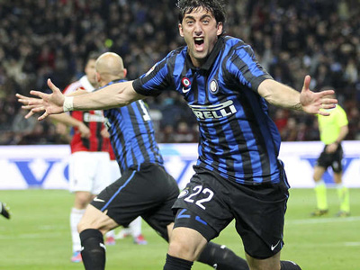 El grito de gol explota en la boca de Milito en el partido ante el Milan.