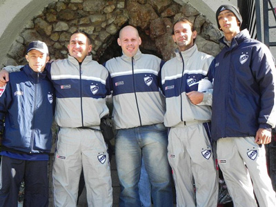 Varios de los integrantes del grupo, junto al entrenador.