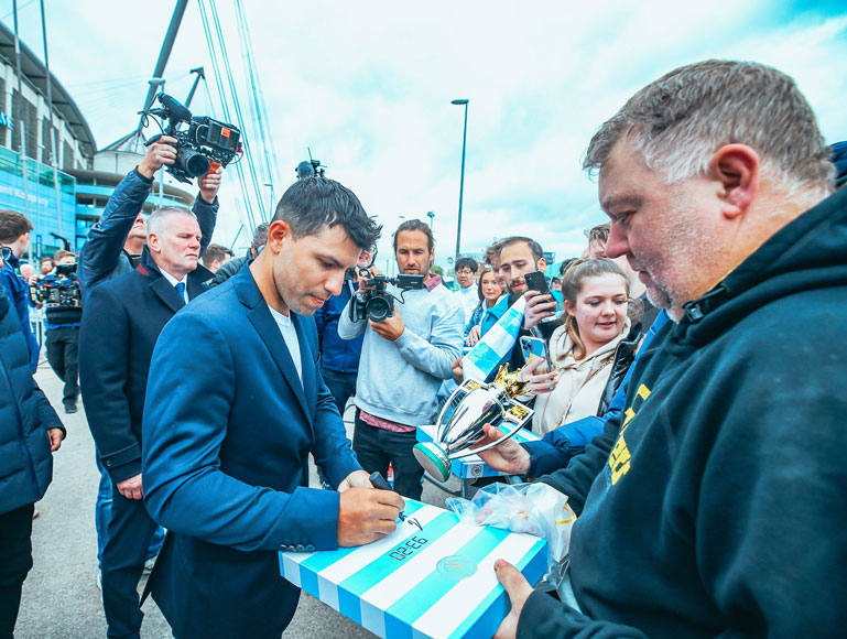 Sergio estuvo en la presentación y firmó autografos para los hinchas del Manchester City.