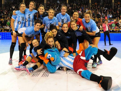 El equipo festeja el primer puesto del grupo, tras el triunfo ante Uruguay.