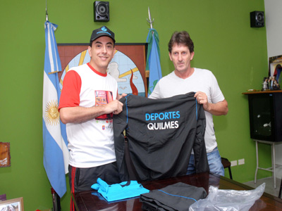 Hernán González junto al subsecretario de deportes quilmeño, Raúl Molnar.