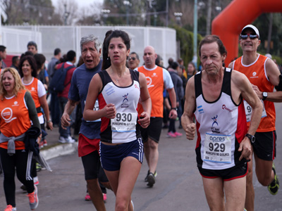 Atletas y vecinos se combinaron en una nueva maratón aniversario.