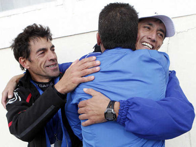 Los veteranos Carmelo Vallejo (izq.), Luis Escudero (espaldas) y Pedro Cáceres festejan el triunfo. (El Nuevo Herald)