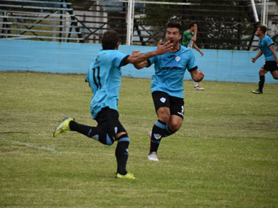 El Pájaro Marclay festeja su gol, que llegó en el mejor momento de Argentino.