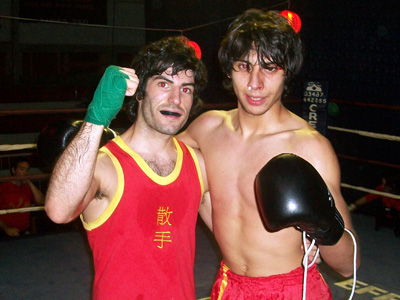 Aquiles Oviedo junto a su rival, que muestra las marcas de un feróz combate.