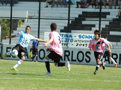 Tibio remate de Argentino, que perdió ante Fénix en Pilar.