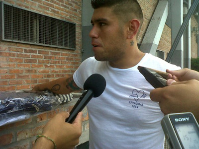 Maxi Paredes dialoga con la prensa, después de su primer entrenamiento en el QAC.