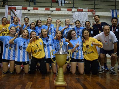 Ls menores argentinas y la copa ganada en el Sudamericano de Asunción.