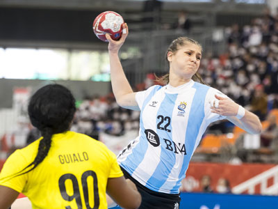Elke, la goleadora del seleccionado, disparando ante Angola.