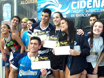 El grupo del QAC celebra por el buen papel en el Torneo Interclubes.
