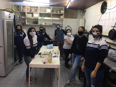 Parte del grupo de trabajo, en la cocina del Estadio Centenario.