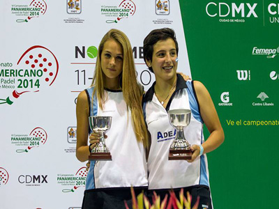 Oriana y Franco levantan sus copas en el podio mexicano.