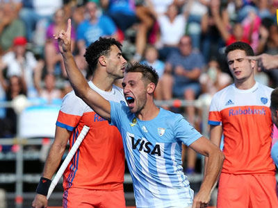 Mati Paredes sale festejando, tras convertir uno de sus goles frente a Holanda.