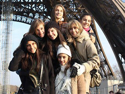 Las chicas junto a su profesora, visitando la Torre Eiffel.