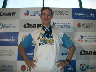 Pineda festeja con todas las medallas conseguidas en Córdoba.