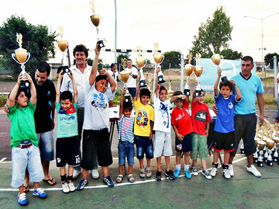 Los chicos disfrutan con sus premios en el Polideportivo Municipal.