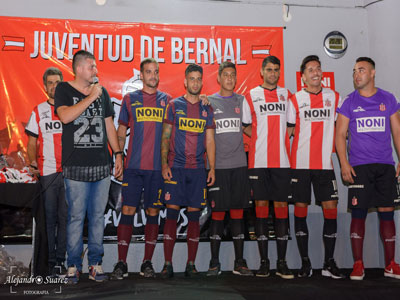 Futbolistas e indumentaria presentados en las instalaciones del Juventud.