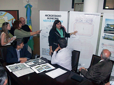 La arquitecta González explica sobre los planos de la obra.