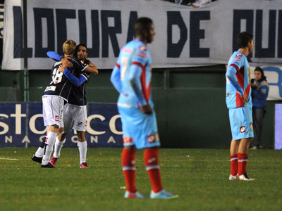 Cauteruccio y Menéndez se juntan para festejar el tanto del empate en Sarandí.