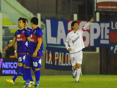 Caneo celebra su gol, el que le dio el triunfo a Quilmes ante Tigre.